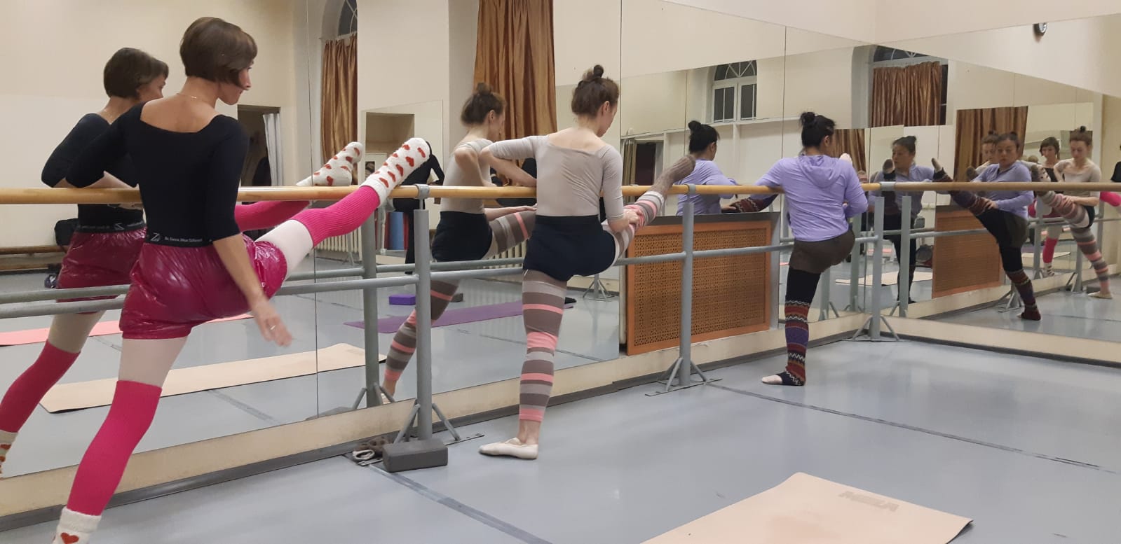 Занятие стретчингом в студии балет АкТер